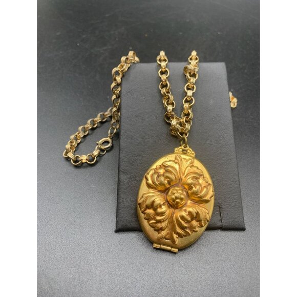 Vintage Repousse Locket Necklace Floral Oval Photo Holder Pendant Gold Tone - Picture 2 of 5
